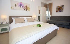 Summer Lounge Apartments